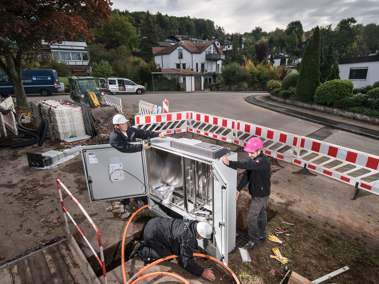 Techniker arbeiten am Außen-Schaltkasten.