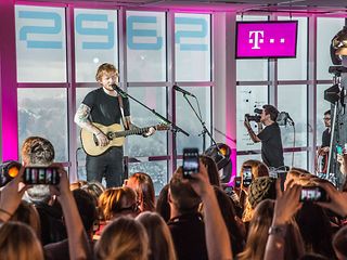 Bei den Telekom Street Gigs treten nationale und internationale Acts wie Ed Sheeran in einem besonderen Rahmen auf.