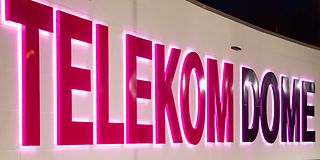 Schriftzug "Telekom Dome" an der Fassade der Veranstaltungsstätte auf dem Hardtberg in Bonn.
