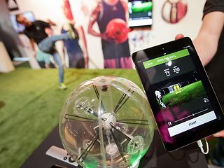 Tablet zeigt Daten aus smartem Ball
