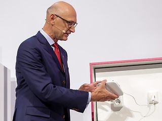 … um dann den neuen Speedport Neo vorzustellen: Einfach in die Steckdose gesteckt und der Kunde ist online.