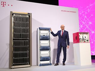 Die Telekom im Wandel: Um das zu verdeutlichen, zeigte Timotheus Höttges erst einen Schaltkasten mit alter (links) und neuer Te