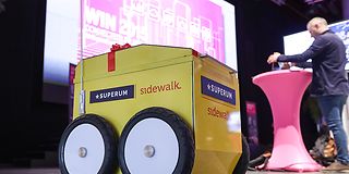 Roboter der Firma Sidewalk, der in Städten selbsständig Pakete ausliefert.