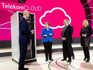 Bundeskanzlerin Angela Merkel besuchte den Telekom Stand und ließ sich von Tim Höttges den Ausbau des Rechenzentrums Biere erkl
