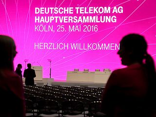 Die Deutsche Telekom begrüßt die Aktionäre zur Hauptversammlung erneut in der Lanxess Arena in Köln.