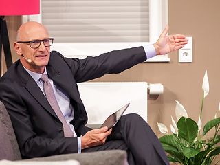 In der Kulisse eines Wohnzimmers präsentiert Tim Höttges unter anderem Smart Home, das Puls Tablet und das neue EntertainTV.