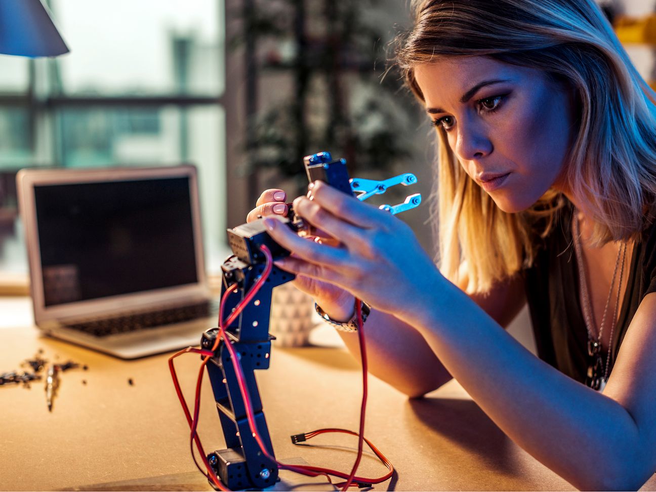 Junge Frau mit Technik