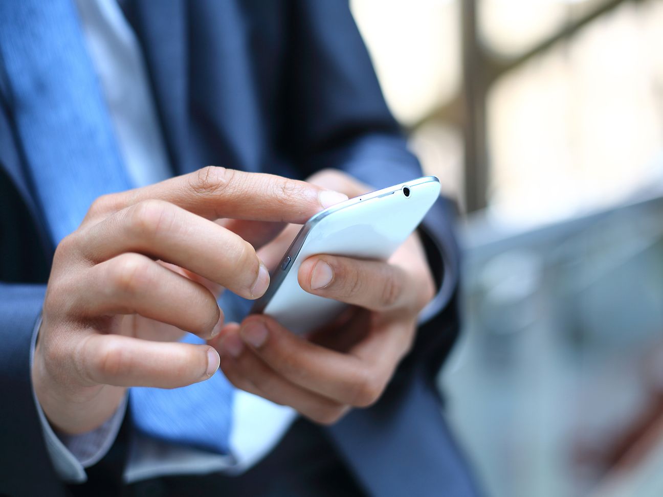 Symbolbild Datenschutz: Hand mit Smartphone