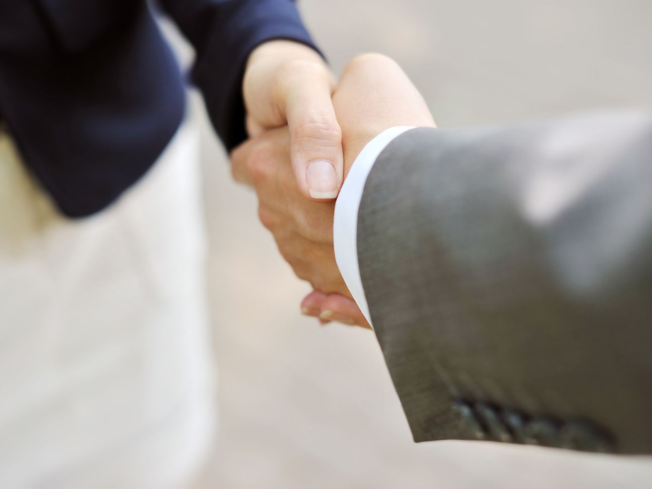 Symbolbild Datenschutz: Shakehand, Motiv 02