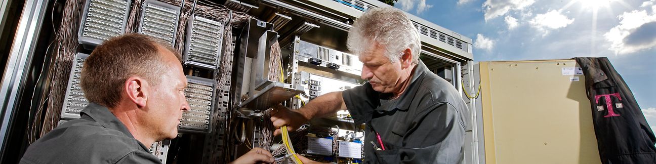 Techniker am schalten Glasfase
