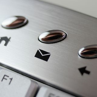E-Mail-Symbol auf Computer-Tastatur.