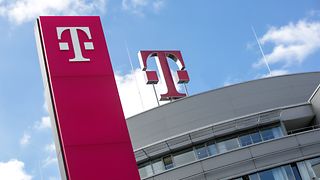 Telekom Logo auf dem Dach der Telekom Zentrale in Bonn