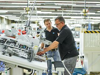 INDUSTRIELLE AUTOMATISIERUNG: Maschinen und Werkstücke kommunizieren miteinander.