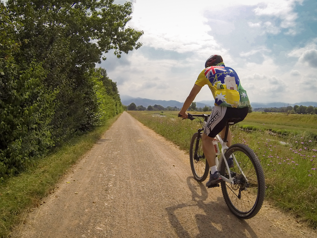 Hubertus Kischkewitz testet das Trikot auf dem Rad