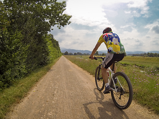 Hubertus Kischkewitz testet das Trikot auf dem Rad