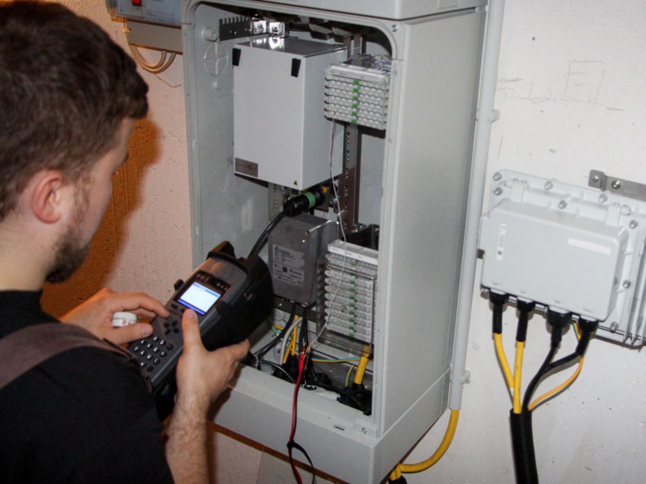 Techniker prüft ein MiniMSAN