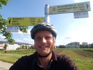 Radfahrer vor dem Radl-Ring-Schild in München