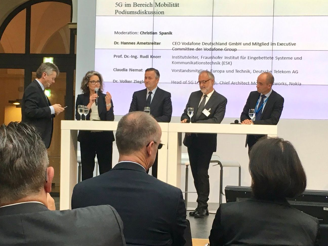 During the panel Claudia Nemat underlines the chances of 5G.