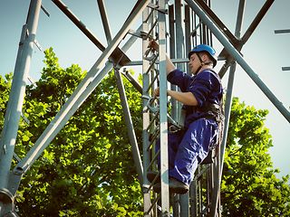 Im letzten Schritt müssen die Antennen schließlich an den Mast montiert werden.