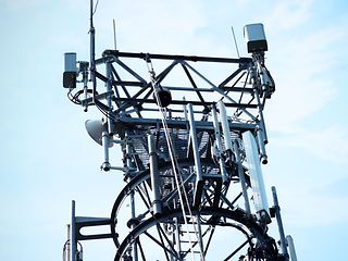 Die ersten drei Antennen in Hampshire in Süd-England sind nun ganz oben am Mast angebracht!
