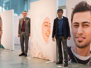 Personalvorstand Christian P. Illek und Wissenschaftsjournalist Ranga Yogeshwar eröffnen die Ausstellung „Nine Lives“.