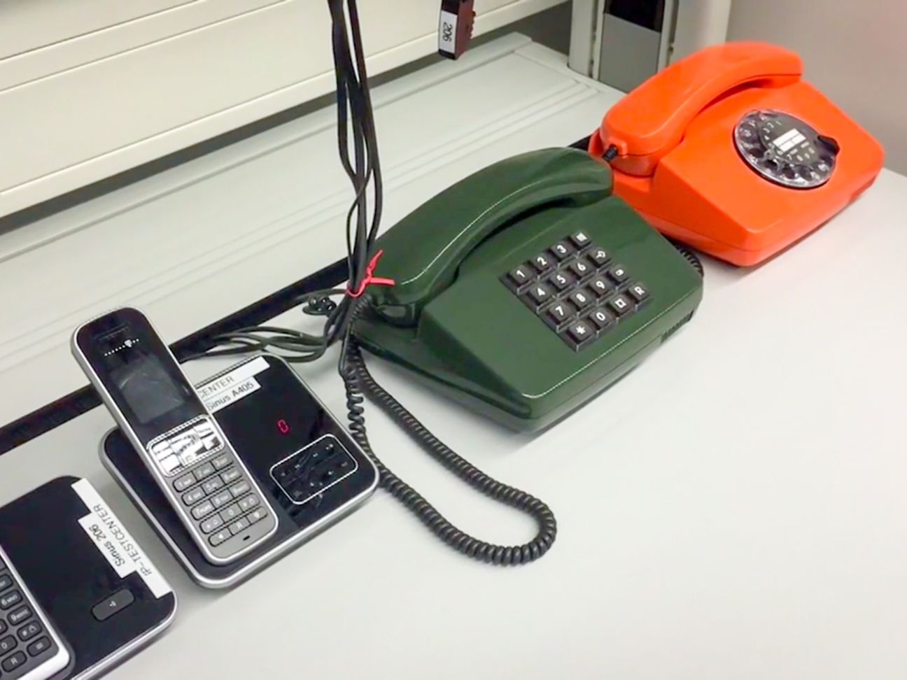 Die Telekom prüft die neue Technik auch immer noch mit recht alten Geräten (rechts).