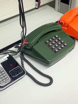 Die Telekom prüft die neue Technik auch immer noch mit recht alten Geräten (rechts).