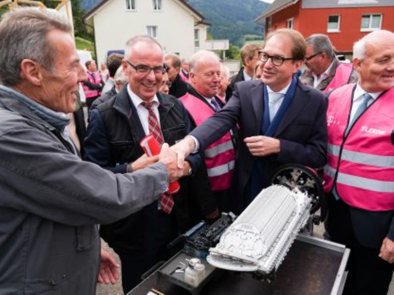 Michael Wirbser erklärte dem Minister und seinen Gästen das Schweißen der Glasfasern.