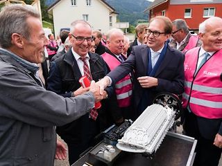 Michael Wirbser erklärte dem Minister und seinen Gästen das Schweißen der Glasfasern.