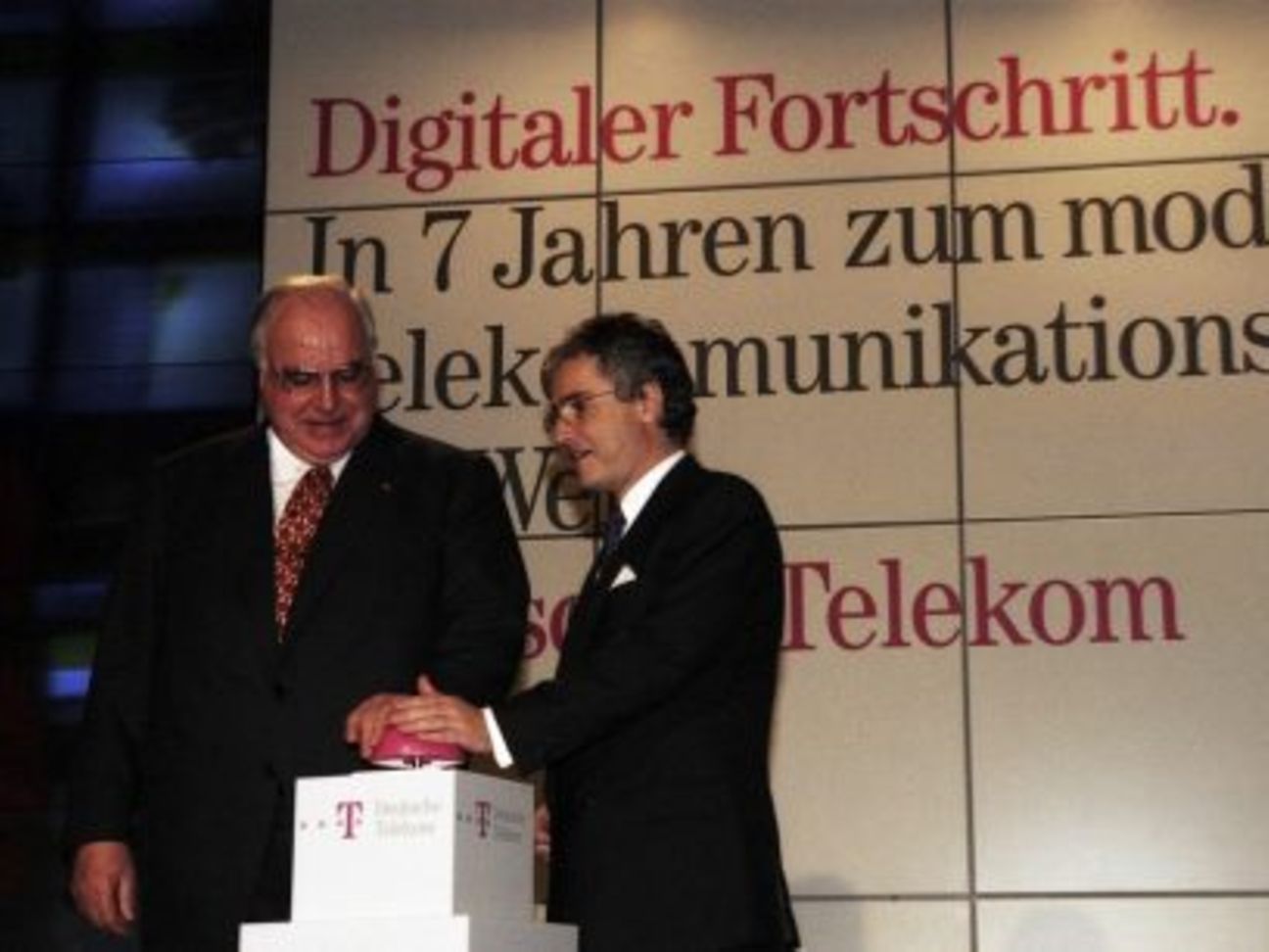 Knopfdruck mit Kanzler