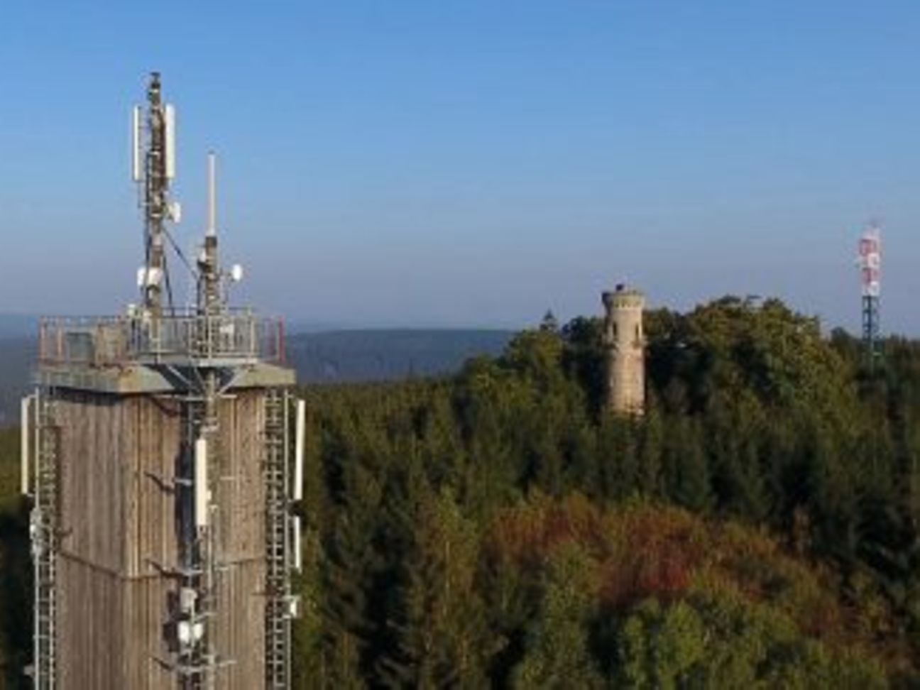 Die anderen Türme auf dem Kickelhahn sind ein Aussichtsturm aus Stein und ein Stahlmast für den Behördenfunk