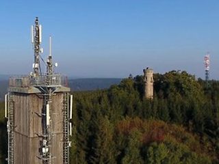 Die anderen Türme auf dem Kickelhahn sind ein Aussichtsturm aus Stein und ein Stahlmast für den Behördenfunk