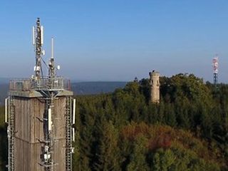 Die anderen Türme auf dem Kickelhahn sind ein Aussichtsturm aus Stein und ein Stahlmast für den Behördenfunk