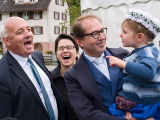 Minister Dobrinddt mit Kind auf dem Arm
