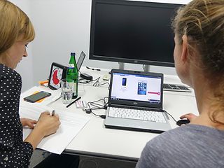 Hier nimmt Susanne Lebkücher (links) von den T-Labs das Feedback einer Kundin auf.