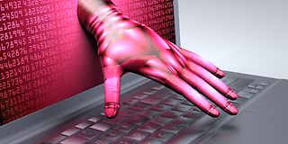 Hacker: Hand greift aus Monitor nach Tastatur