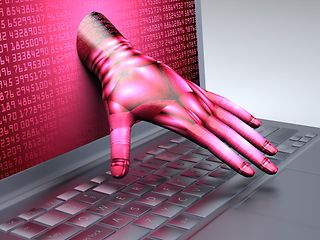 Hacker: Hand greift aus Monitor nach Tastatur