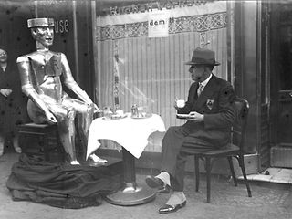 „Tea for two“: Robot mit seinem Erfinder Kapitän W. H. Richards im „Wintergarten“, ein Varietétheater in Berlin-Mitte.