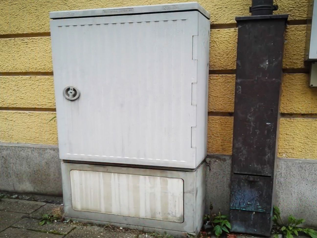 Kabelverzweiger am Straßenrand