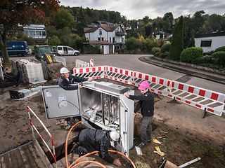 Die Telekom verlegt Glasfaserkabel zu den Verteilern in den Straßen. 