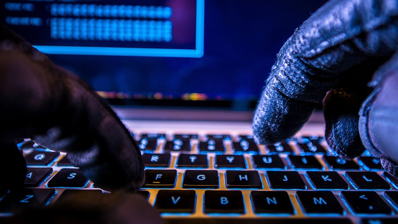 Symbolbild Hacker: Finger an Tastatur