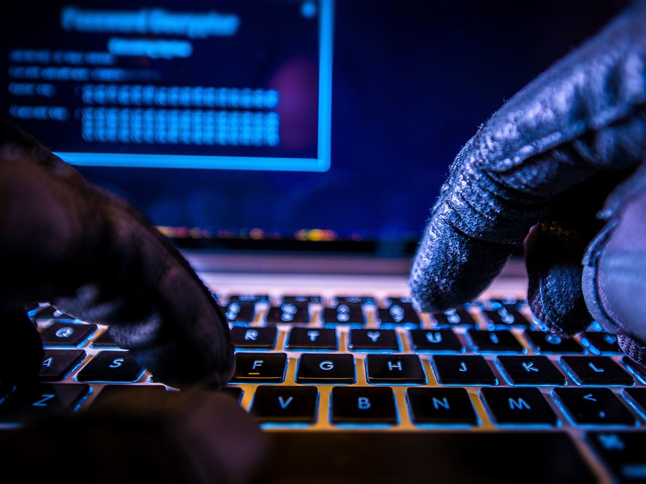 Symbolbild Hacker: Finger an Tastatur Symbolbild Hacker: Finger an Tastatur