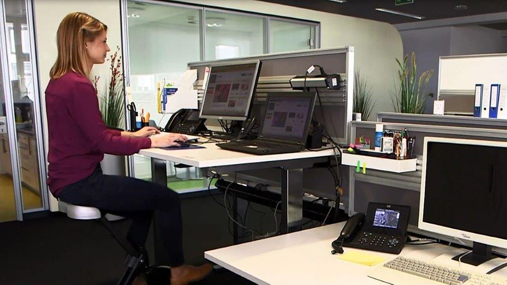 Frau auf Deskbike
