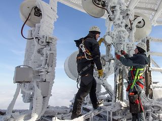 Techniker auf dem Funkturm am Brocken