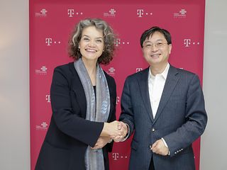 Claudia Nemat, Vorstand Deutsche Telekom für Technologie und Innovation, und Lu Yimin, Präsident von China Unicom