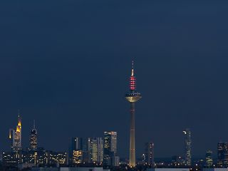 Der Fernsehturm „Ginnheimer Spargel“ in Frankfurt löscht alle Lichter, bis auf die sicherheitsrelevante Beleuchtung. 
