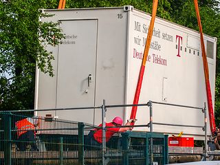 Ein Container des Disaster Recovery Management hängt am Kranhaken und schwebt ein