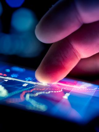 Close-Up Hand auf Tablet