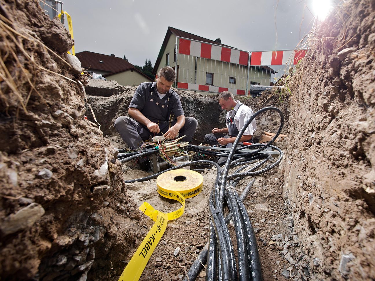 BI_20170420_Arbeiter im Kabelschacht