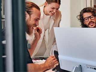 Junge Studierende arbeiten an einem Computer